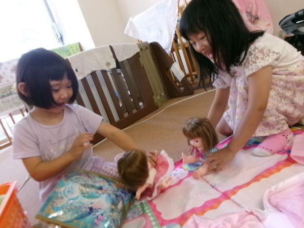 お友だちと一緒にメルちゃんのお世話(*'▽')