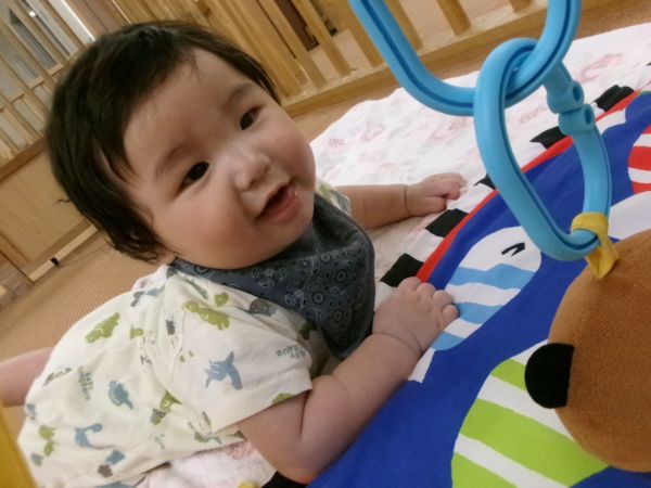 ベビージムのおもちゃ!発見!!つかめるかな?!(^^)!