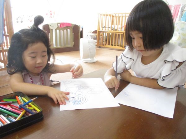 お話ししながら一緒に塗り絵(*^-^*)