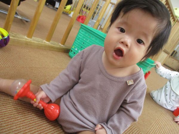 わ!!マラカス握って遊ぶよ☆