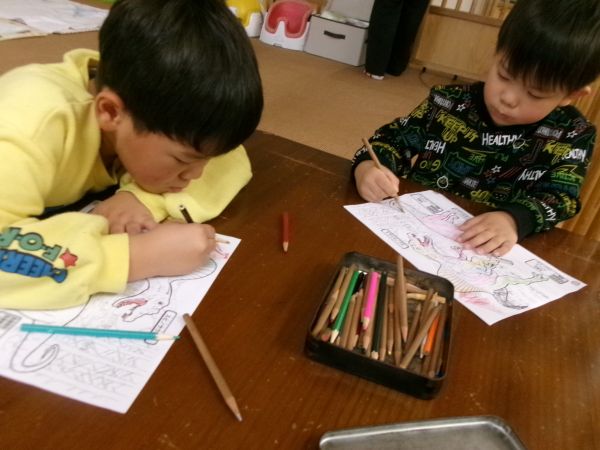 真剣な表情で塗り絵をする兄弟!(^^)!