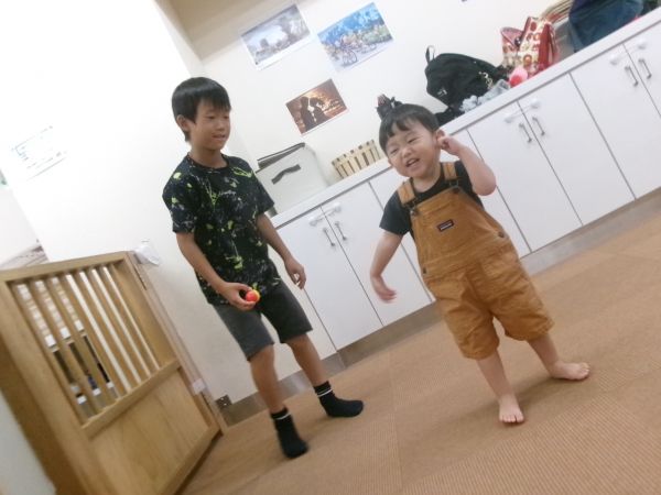 大きなお兄さんとボールをコロコロ☆彡楽しいね(#^^#)