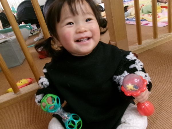 マラカスふりふり(*^-^*)シャカシャカ音がして楽しいね☆