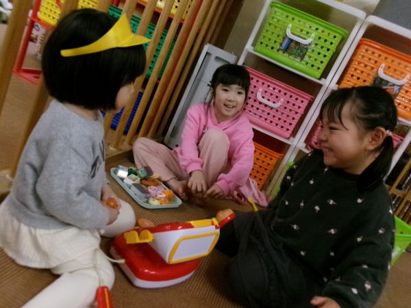 お友達と一緒にお店屋さんごっこ(#^^#)