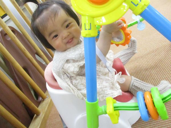 ベビージムで遊んで楽しいな(^○^)