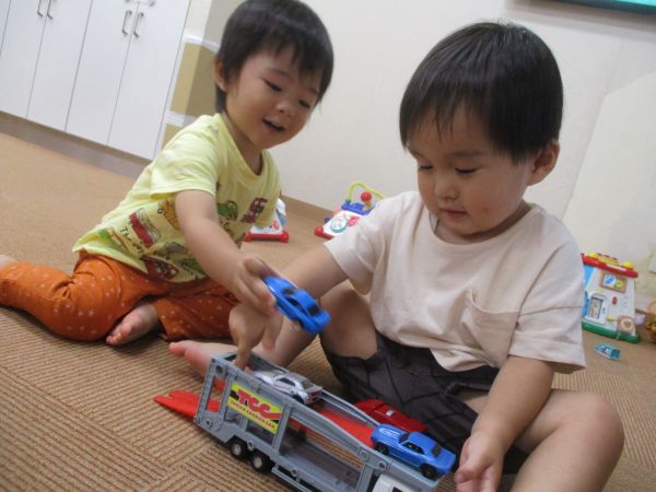 お友だちと一緒にキャリアカーで遊んだよ(*'▽')