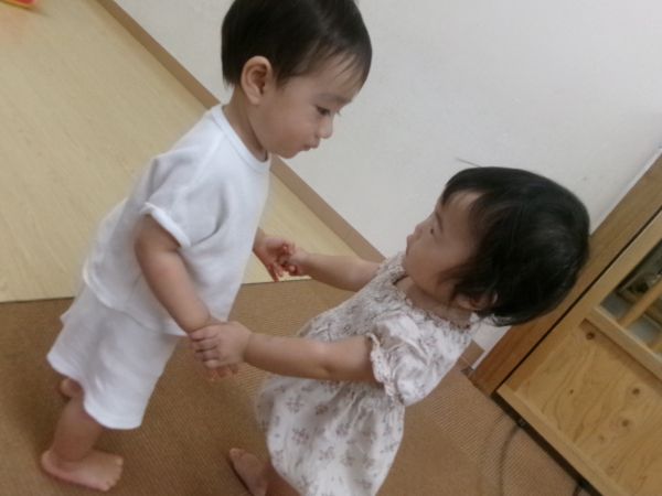 おててを繋いで見つめ合い、、、♡とってもかわいかったです☆