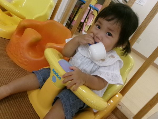 お椅子に座ってゴクゴク!!おいしいジュース(*'▽')