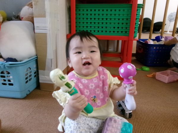 両手でフリフリ♬音が鳴って楽しい♪