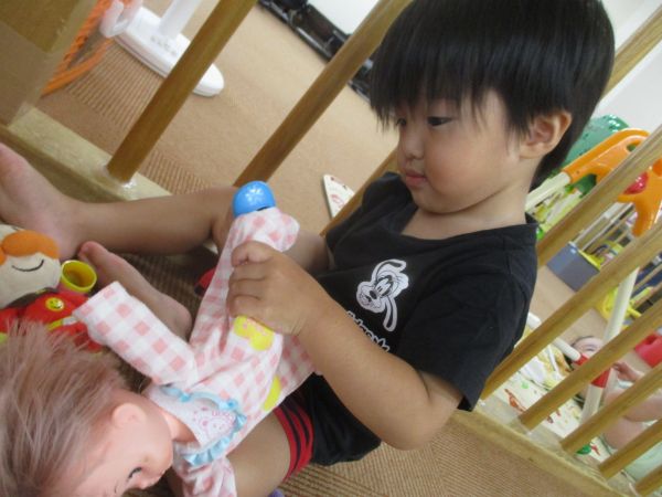 メルちゃんに靴を履かせてあげよう(*^▽^*)