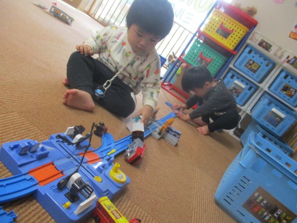 一緒に線路を作って、電車で遊んだね(*^▽^*)