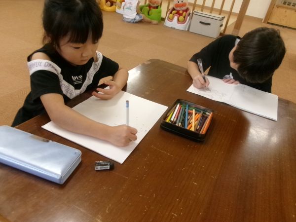 小学生は集中してお絵描きタイム(^^♪