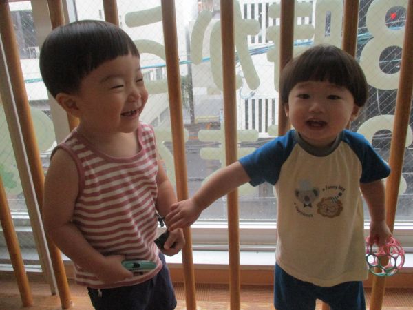 仲良しこよし(*^^*)おててをつないでお出かけかな?