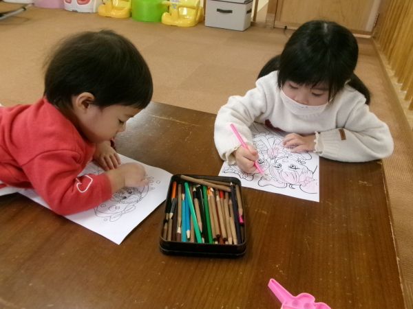 集中して塗り絵をしたよ(^_-)-☆何色で塗るのかな?