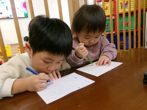 仲良し兄弟☆一緒にお絵かき(*^^)v