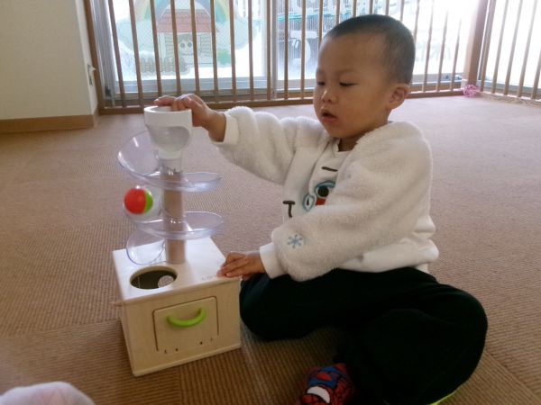 ボールがコロコロ・・・楽しい!