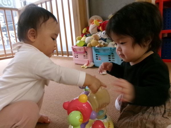 音のなるおもちゃで一緒に遊んだよ(^^♪