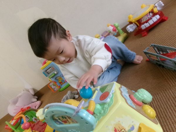 いろんな所にボールを転がして(^_-)-☆きゃっきゃ☆