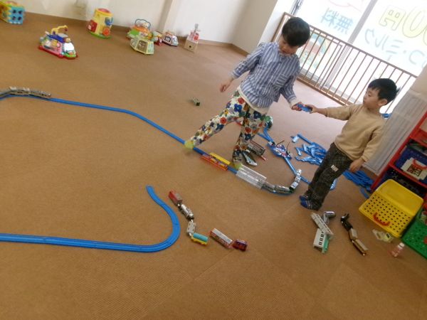 協力して長い線路をつくったよ!!(^_-)-☆