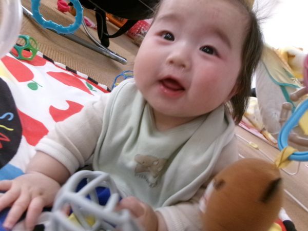 腹ばいで遊ぶの上手になったでしょ♡♡