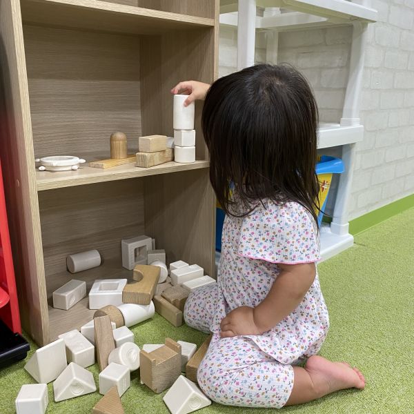 積み木をじょうずに重ねてステキなお家🏡できたよ(^^)v