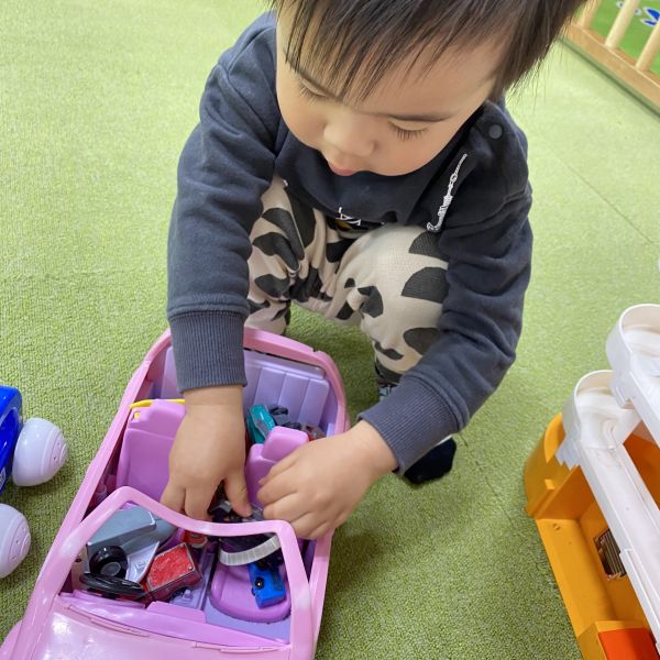 大好きな車をさらに大きい車に積み込み中🚙