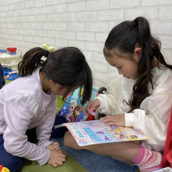 仲良くシール絵本あそび📖