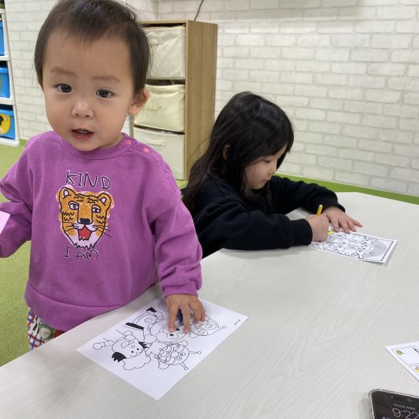 お姉ちゃんと塗り絵に挑戦✨😆