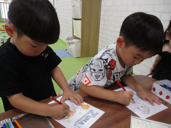 一緒にぬり絵タイム✍