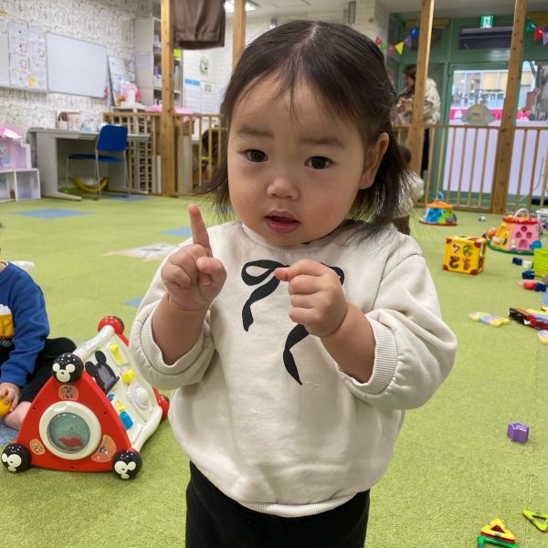 お歌に合わせて手遊び披露中🎶