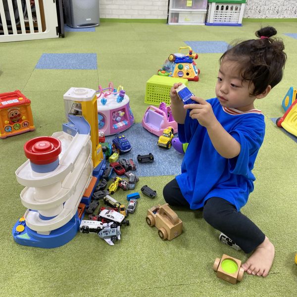 トミカに興味津々🚔