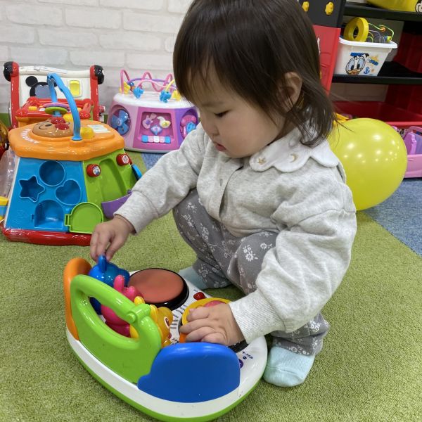 色んな玩具に興味津々👀✨