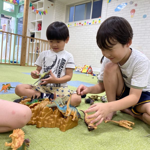 仲良く恐竜遊び🦖