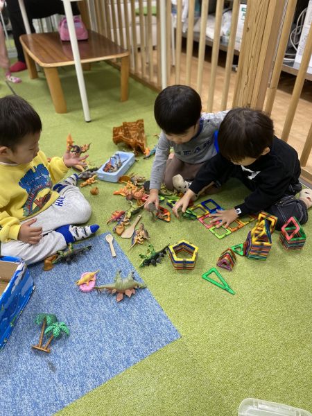 恐竜とマグネットブロックで面白い遊び考えたよ👦(^^♪