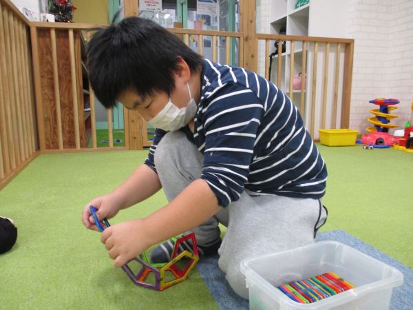 マグネットブロックに夢中👀