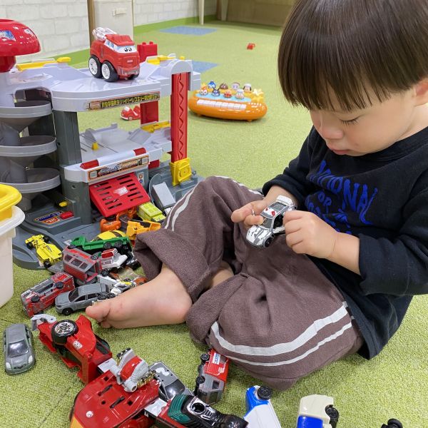 トミカに興味津々🚔