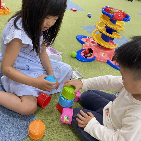 数字を数えながらカップを積み上げ中…(*´˘`*)♡