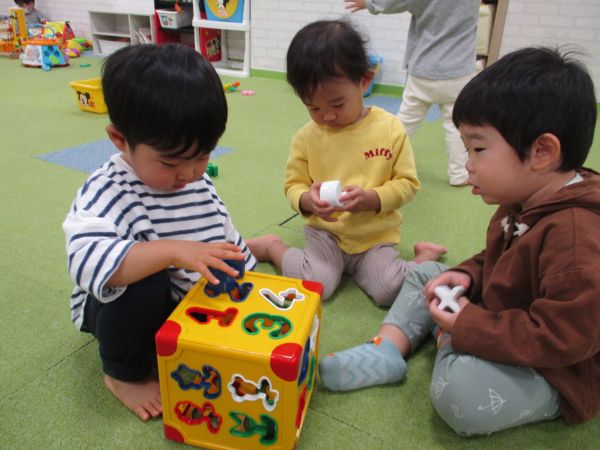 みんなで型はめブロックに挑戦したよ!!これはどこかな??