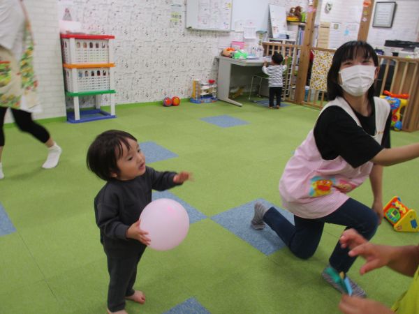 風船ぽーん🎈 上手にキャッチするのはだれかな?