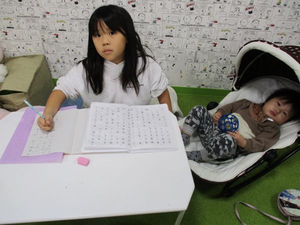 弟のお世話をしながらお勉強📖ステキなお姉ちゃん💕