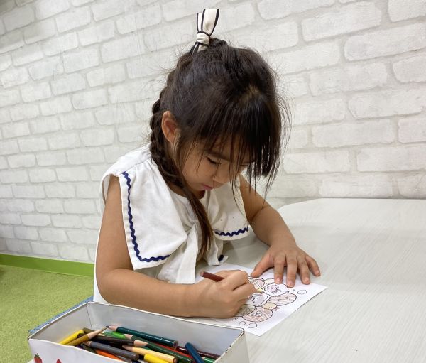 ぬり絵も楽しいね✍