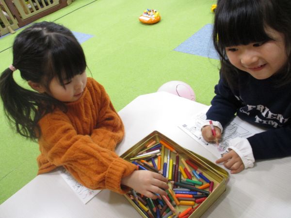 ぬり絵楽しいね🥰