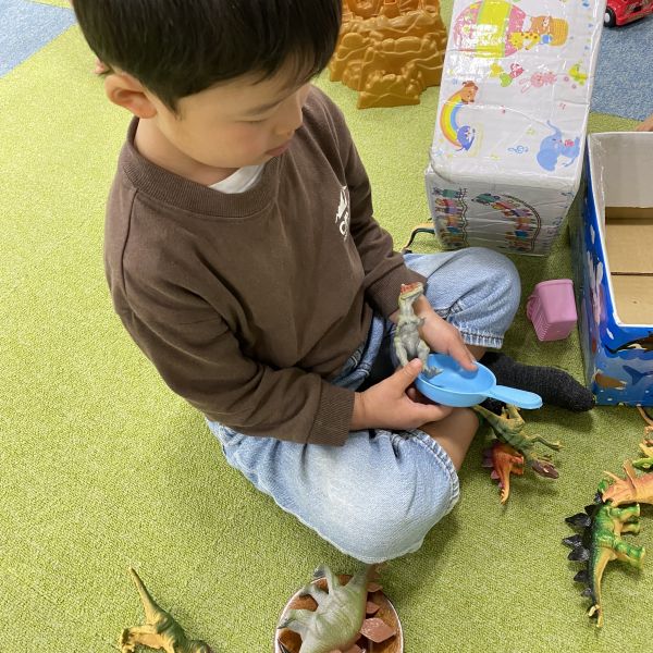 色んなおもちゃを使って恐竜にぴったりのお家探し中・・・🏡