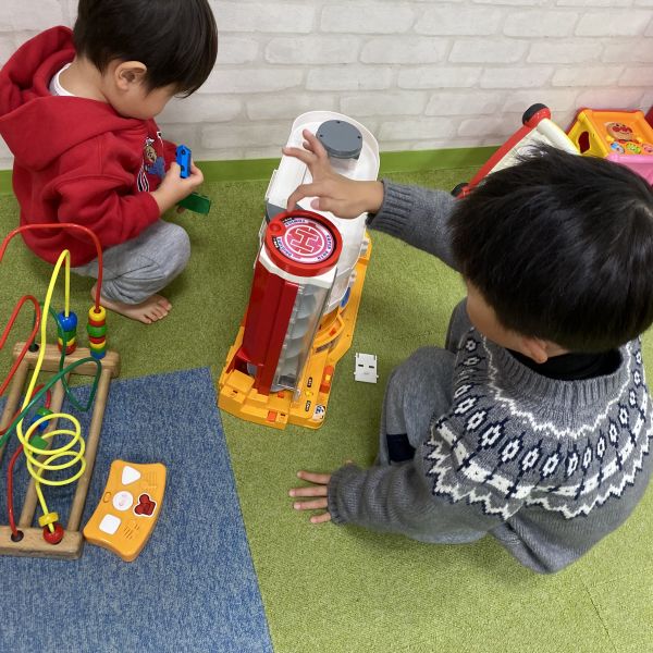 さあ、ミニカーレースするぞ~!どのミニカーを使おうかな?🚙