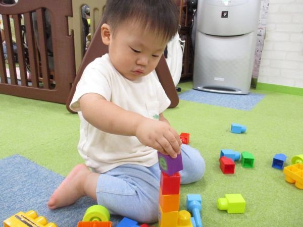 ブロックを慎重に重ねるよ🎵