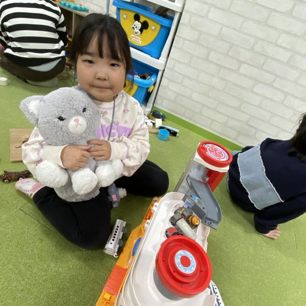 大好きなネコのぬいぐるみと一緒にミニカー遊び😸🚙