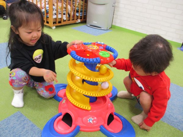 仲良くボールころころ~🎶