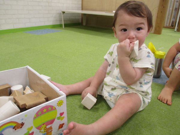 積み木遊びに挑戦かな❔✨😊