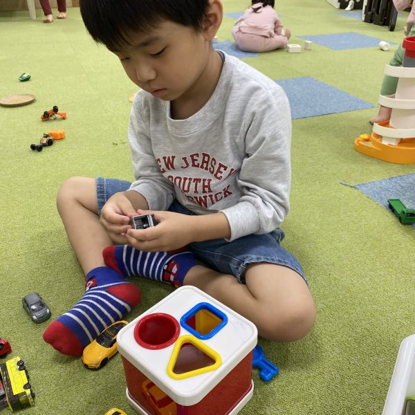 トミカ大好き🚙꒷˳☆タイヤが壊れてないか確認中…