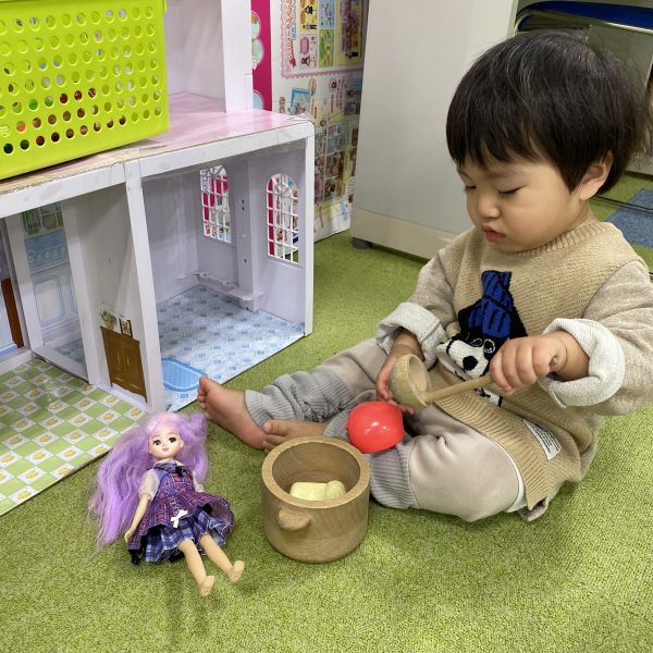 リカちゃんのお世話しているのかな~😆🎀